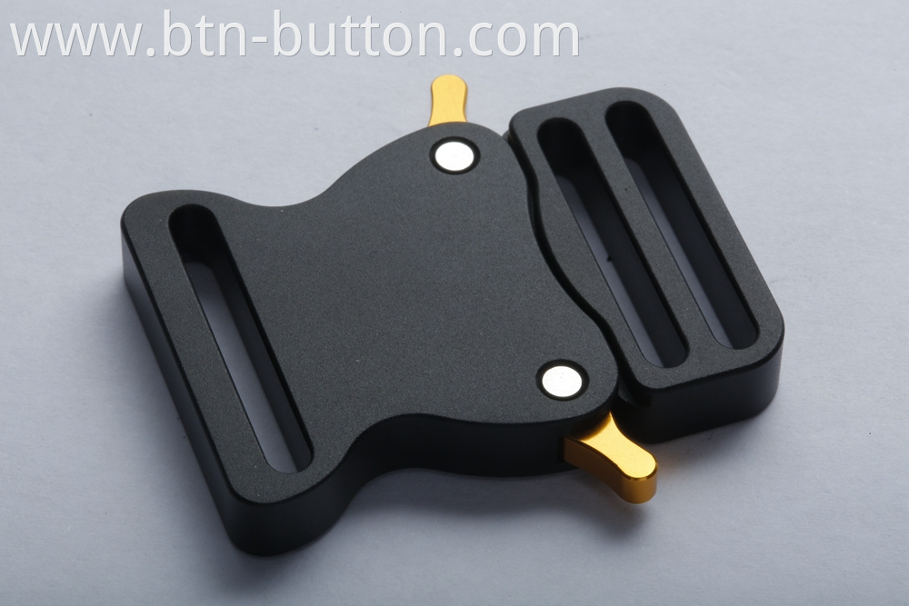 Elastic hardware buttons for sports pants